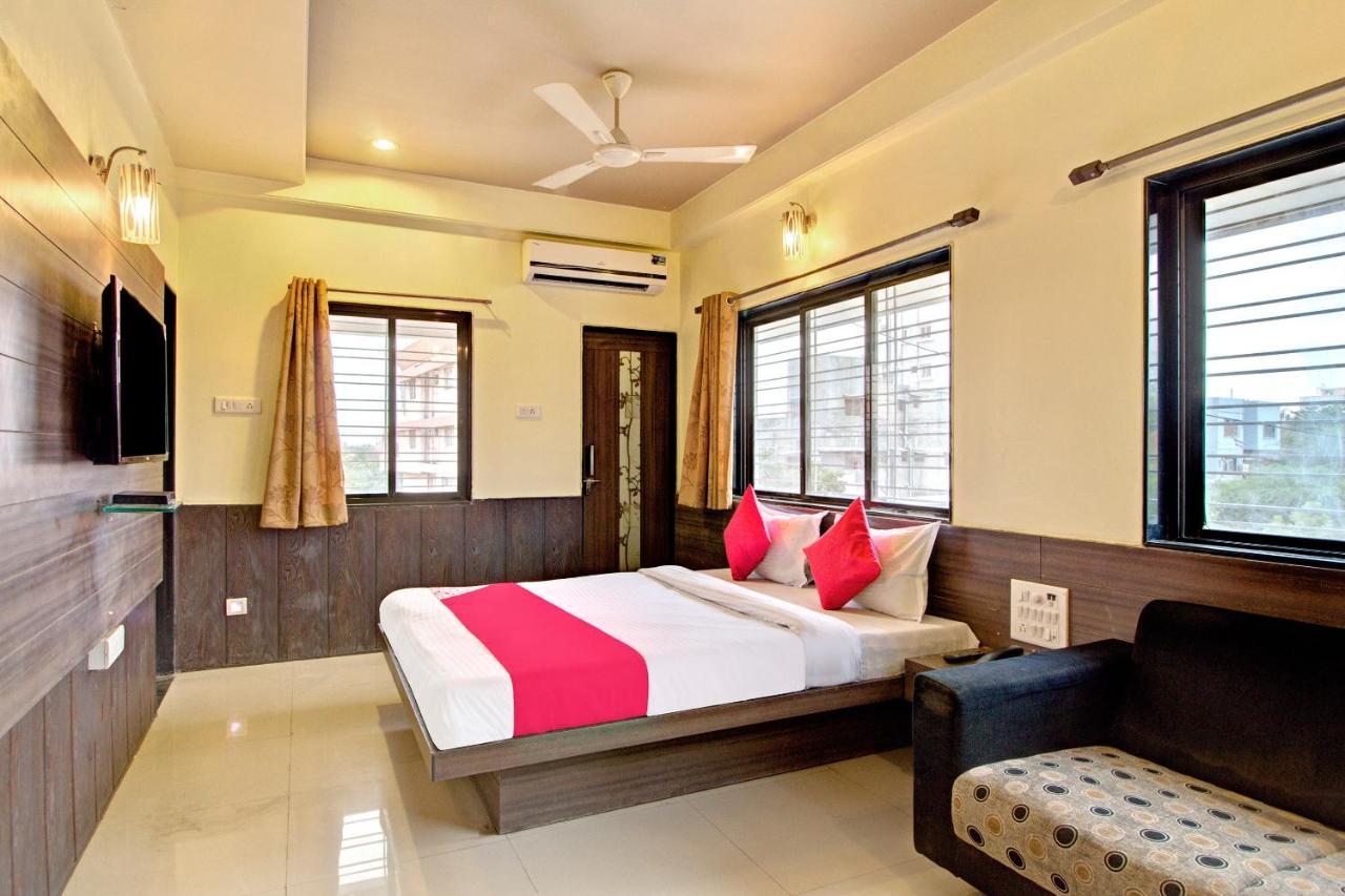 Oyo Slp013 Savan And Sapna Lodging Hotel Solapur Exterior photo
